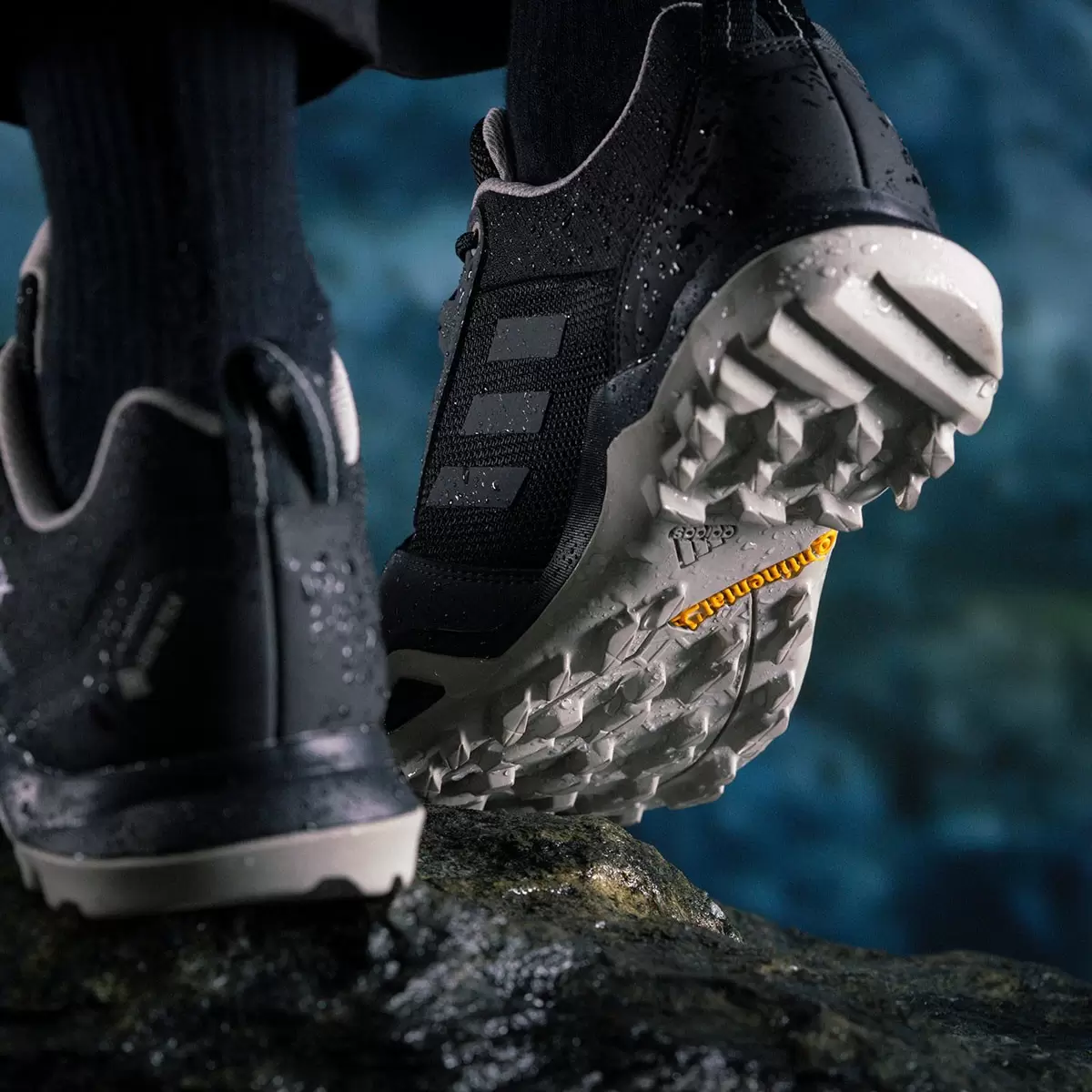 Adidas 女 Terrex 登山鞋 黑 US 7