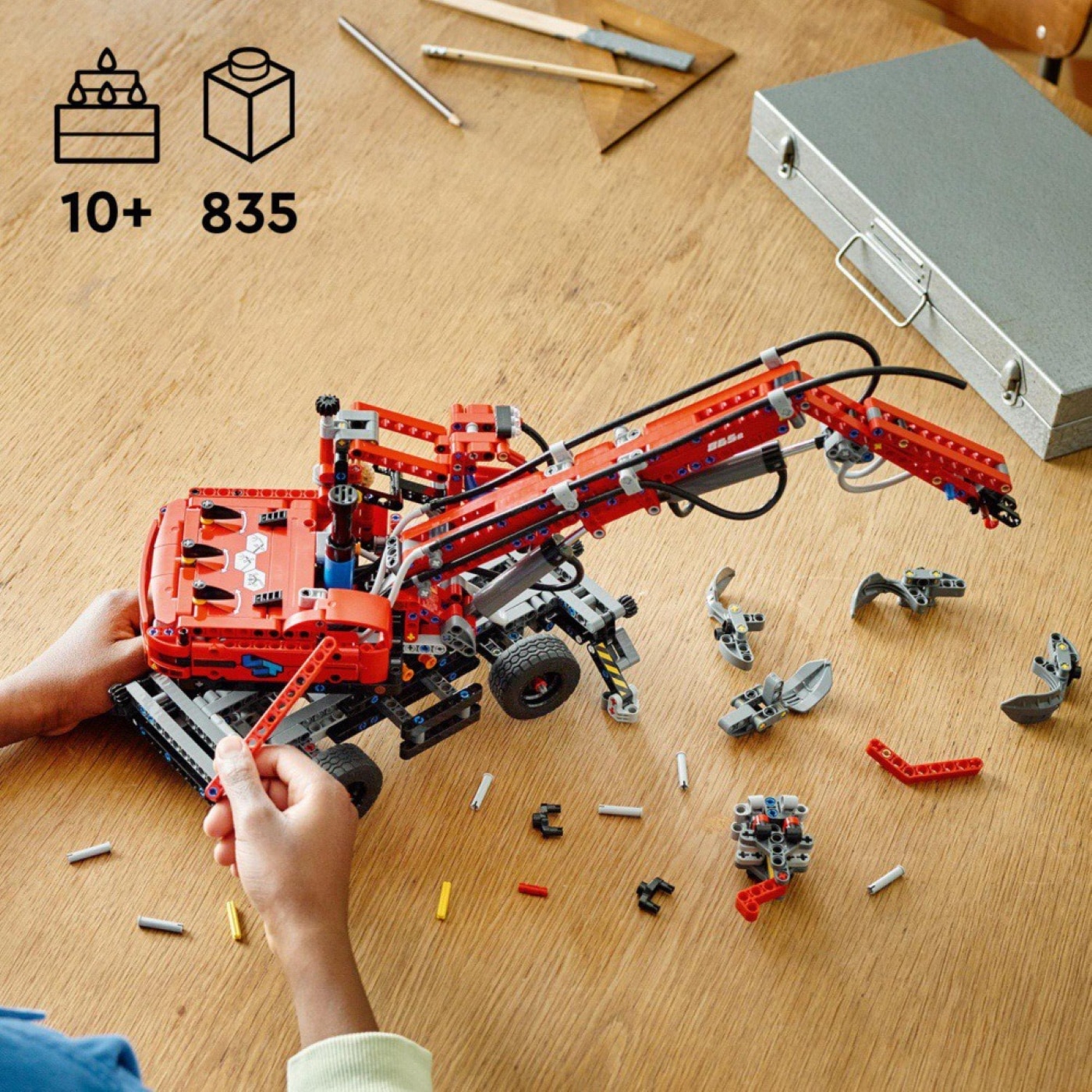 LEGO 科技系列 物料搬運機，在玩家們拼砌過程中，可幫助他們增進操作能力、培養自信，可結合其他正版樂高盒組享受更多樂趣。