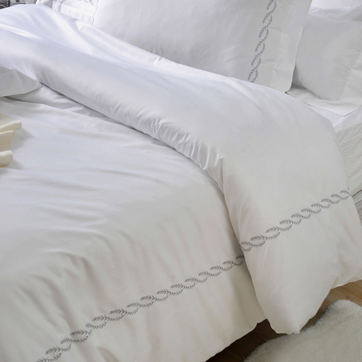 La Belle 雙人特大300織純棉刺繡被套床包4件組 180公分 X 210公分 葉子款 凝靚白