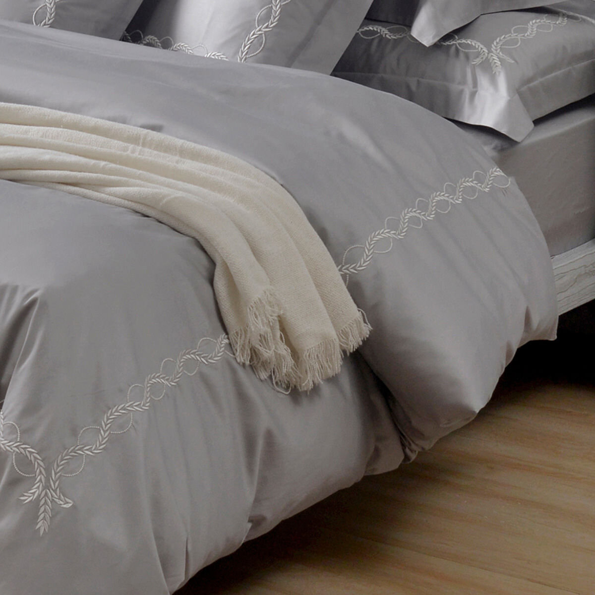 La Belle 雙人300織純棉刺繡被套床包4件組 150公分 X 186公分 藤蔓款 白銀灰