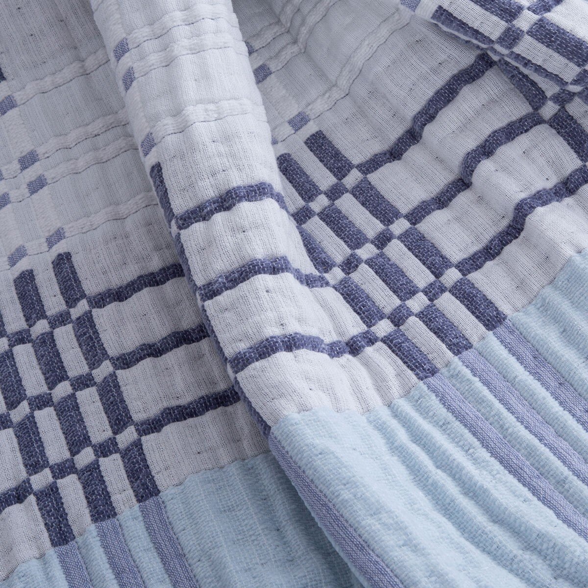 Berkshire Life 三層紗織紋薄毯 127公分 X 178公分 藍格紋